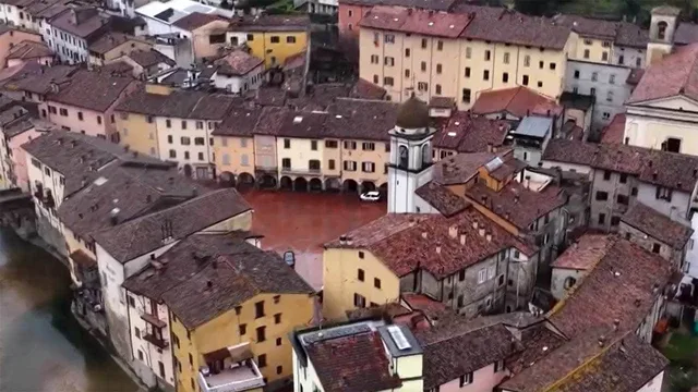 Di là dal fiume e tra gli alberi