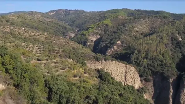 Di là dal Fiume e tra gli alberi