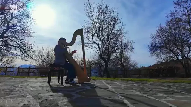 Di là dal fiume e tra gli alberi