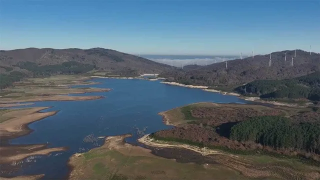 Di là dal fiume e tra gli alberi