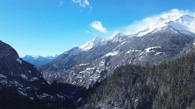 Di là dal fiume e tra gli alberi