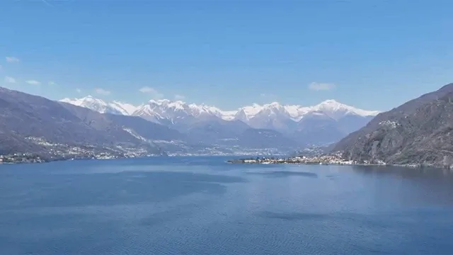 Di là dal fiume e tra gli alberi