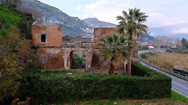 Di là dal fiume e tra gli alberi