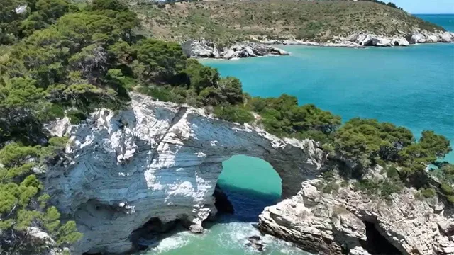 Di là dal fiume e tra gli alberi