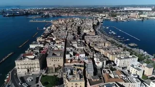 Di là dal fiume e tra gli alberi