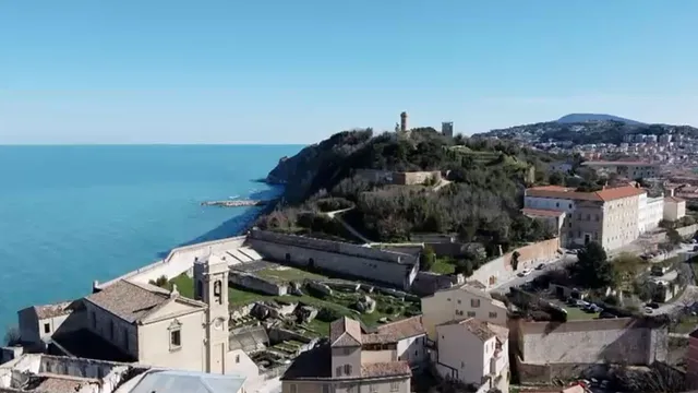 Di là dal fiume e tra gli alberi