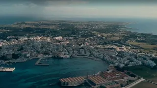 Di là dal fiume e tra gli alberi - Versione ridotta - Favignana, l'isola con le ali