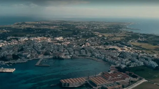 Di là dal fiume e tra gli alberi - Versione ridotta - Favignana, l'isola con le ali