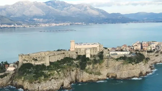 Di là dal fiume e tra gli alberi - Versione ridotta - Gaeta, fantasmi sul mare