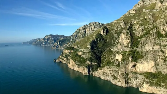 Di là dal fiume e tra gli alberi - Versione ridotta - La Costiera verticale