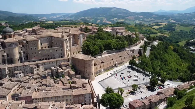 Di là dal fiume e tra gli alberi - Versione ridotta - Urbino, la città ideale