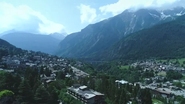Di là dal fiume e tra gli alberi - Versione ridotta - Valle d'Aosta, dove i giganti raccolgono fiori