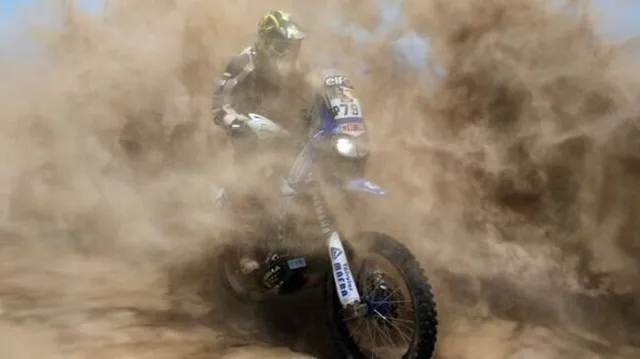Sarah Price Chasing Dakar