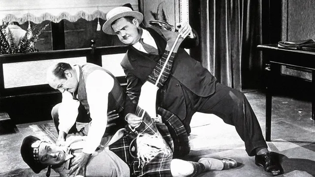 Stanlio e Ollio - Mettendo i pantaloni a Filippo